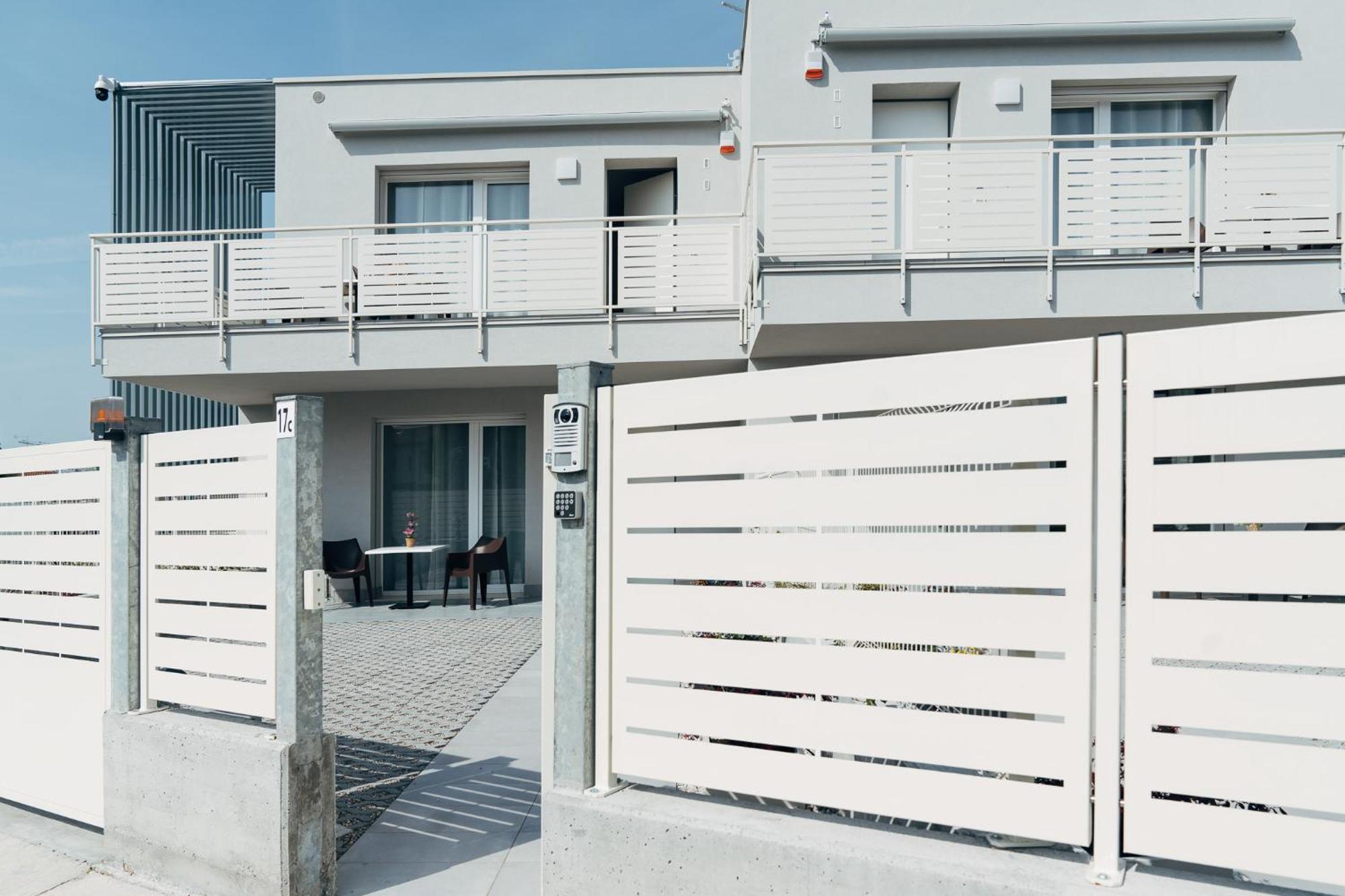 The Prince - Luxury Apartments With Pool بسكييرا ديل غاردا المظهر الخارجي الصورة