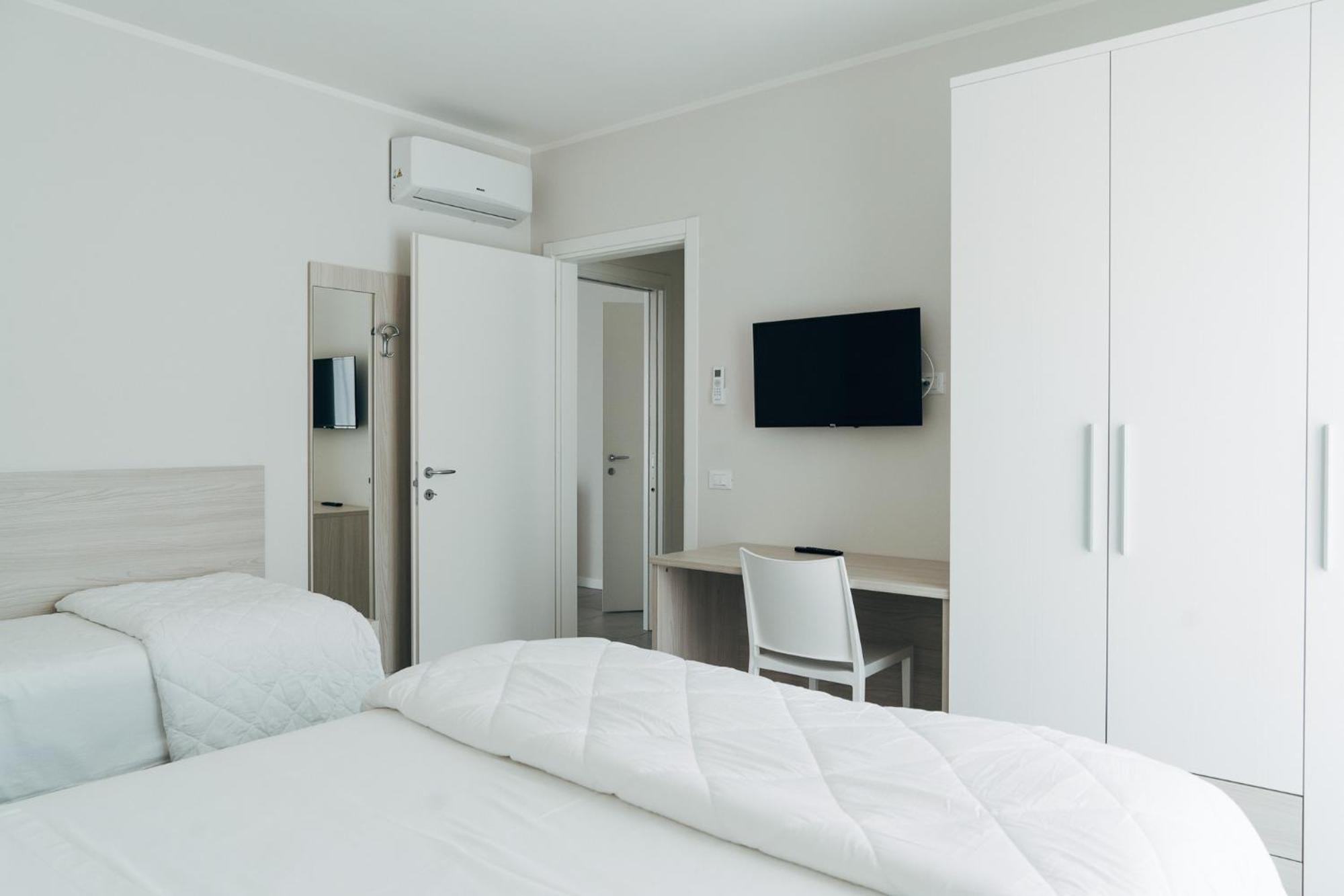 The Prince - Luxury Apartments With Pool بسكييرا ديل غاردا المظهر الخارجي الصورة