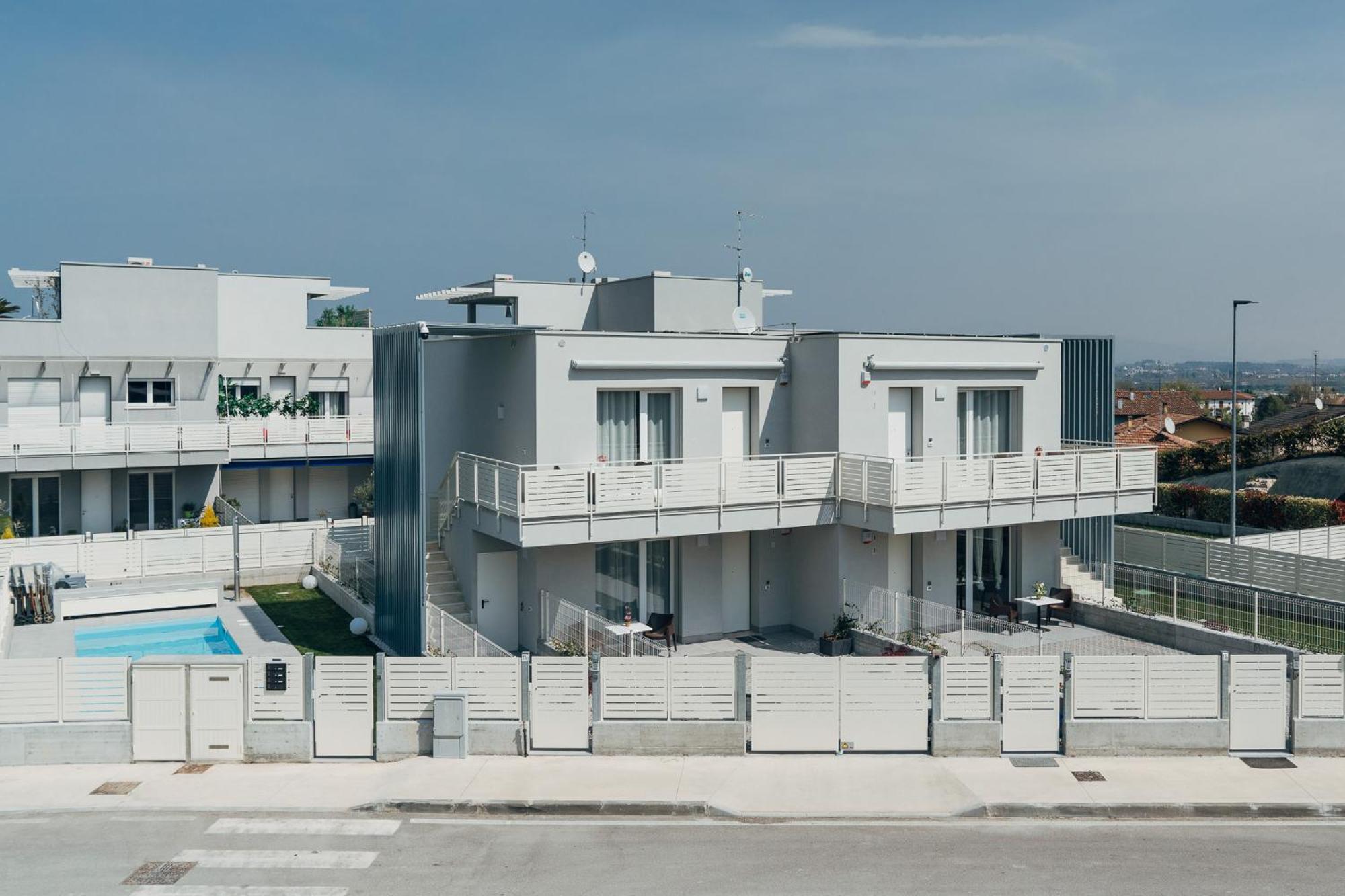 The Prince - Luxury Apartments With Pool بسكييرا ديل غاردا المظهر الخارجي الصورة