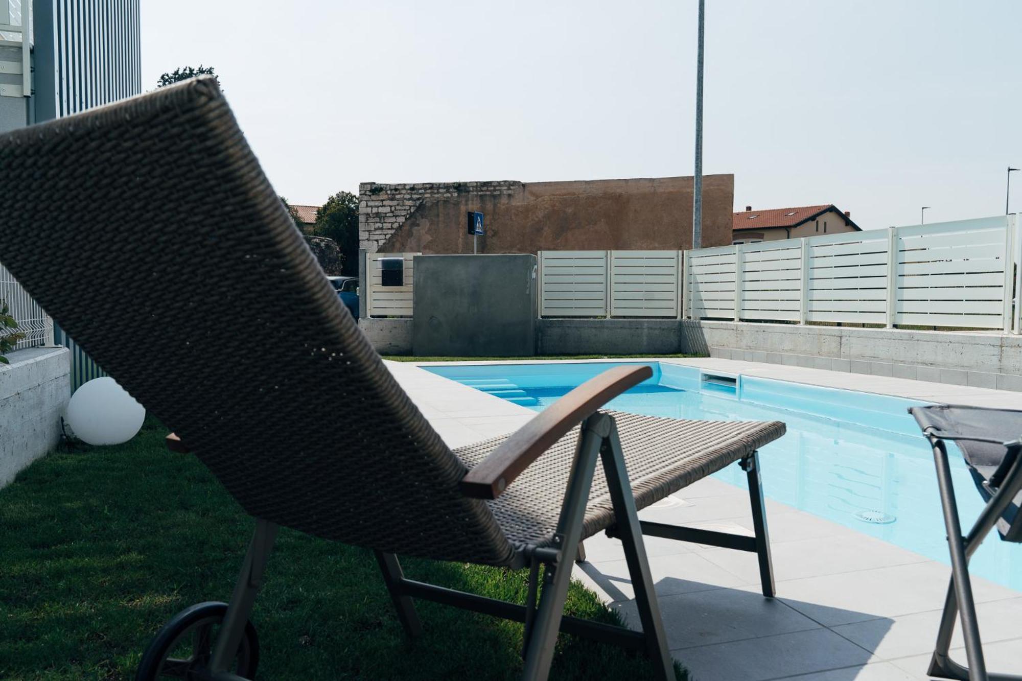 The Prince - Luxury Apartments With Pool بسكييرا ديل غاردا المظهر الخارجي الصورة